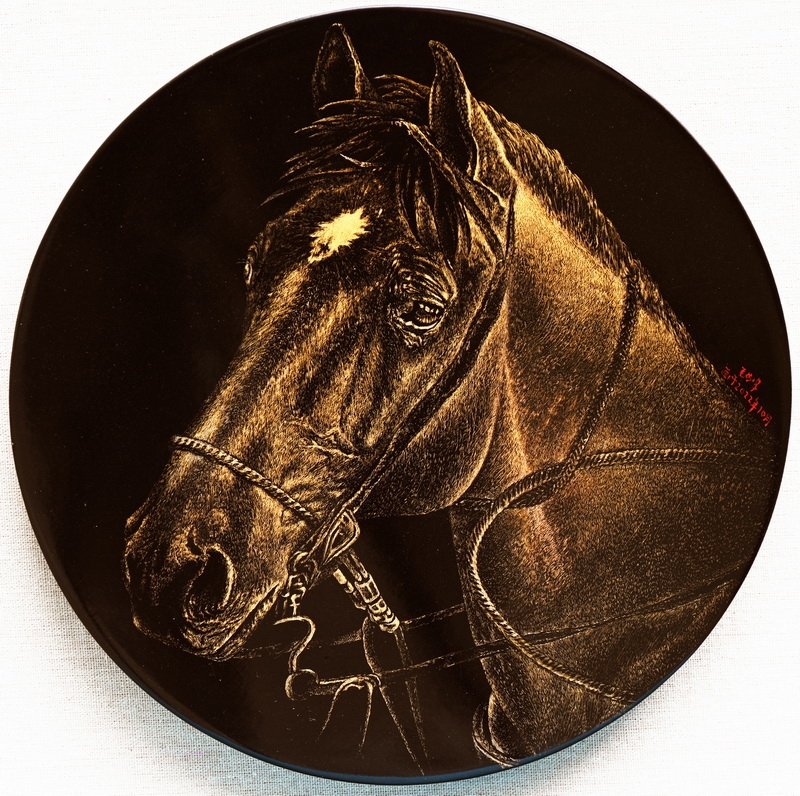 毛伟峰 《赤骥霞光》 直径30cm 漆画.jpg