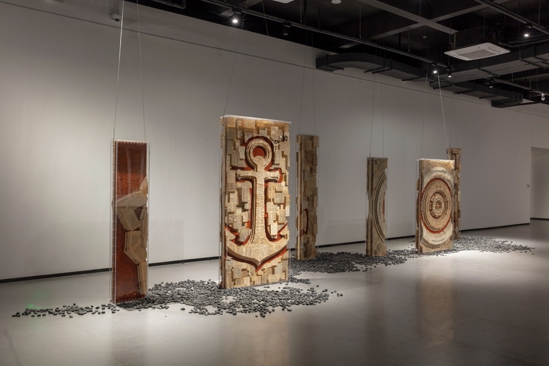 11吴震 《航》 尺寸可变 古籍原本、中药材、红花、箔 240cm×200cm 2023.jpg