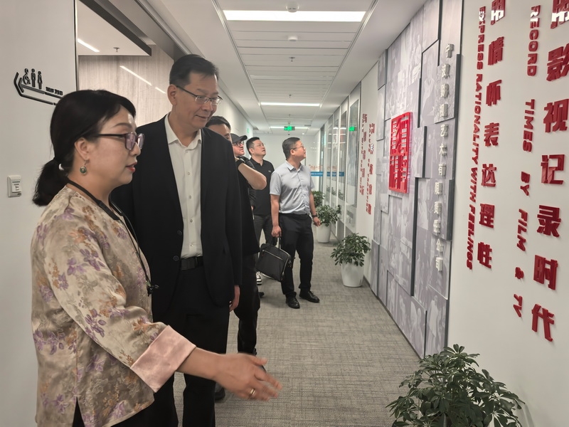 新疆生产建设兵团八师一行调研宁波影视公司.jpg